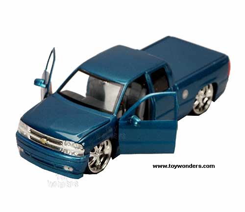 Jada Toys Dub City - Chevy Silverado Pick Up (2002, 1/24 scale diecast model car, Asstd.) 50809K