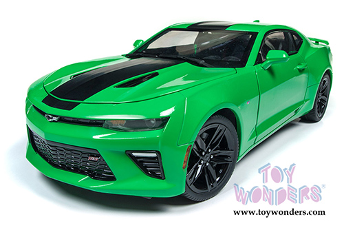 Auto World - Muscle Cars USA | Chevy® Camaro® SS™ Hard Top (2017, 1/18 scale diecast model car, Green) AW244