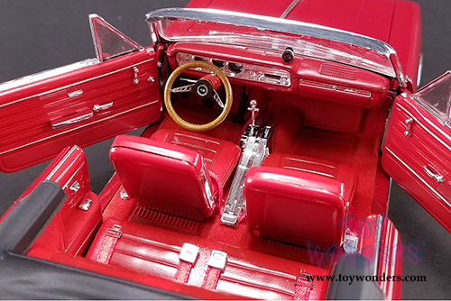 Acme - Chevrolet® Chevelle® Z16 (Malibu SS 396) Convertible (1965, 1/18 scale diecast model car, Red)  1805306