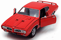 Show product details for Welly - Pontiac GTO Hard Top (1969, 1/24 scale diecast model car, Asstd.) 22501/4D