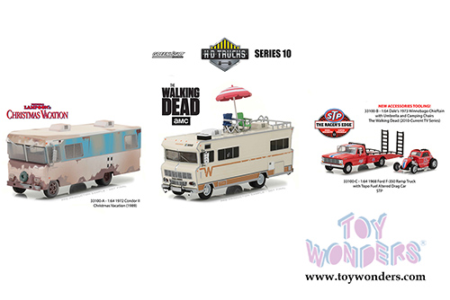 Greenlight - Heavy Duty Trucks Series 10 | Dale's Winnebago Chieftan with Umbrella and Camping Chairs from The Walking Dead TV Series (1973, 1/64 scale diecast model car, Beige) 33100B/48