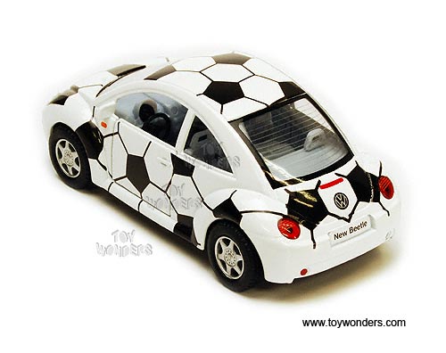 Kinsmart - Volkswagen New Beetle w/ Soccer (1/32 scale diecast model car, White) 5028DR