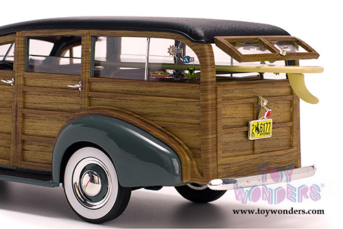 Sun Star USA - Chevrolet® Woody Surf Wagon (1939, 1/18 scale diecast model car, Grandville Gray) 6177