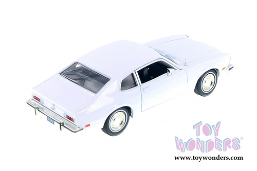 Showcasts - Ford Maverick Hard Top (1974, 1/24 scale diecast model car, Asstd.) 73326/16D