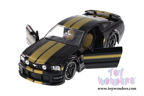 Jada Toys Bigtime Muscle - Ford Mustang GT Hard Top (2006, 1/24 scale diecast model car, Asstd.) 90658YV