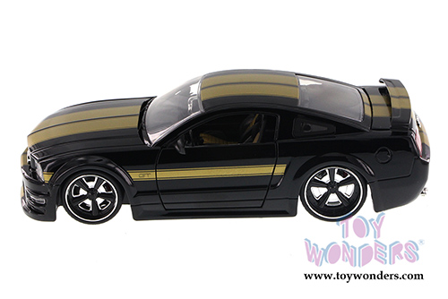 Jada Toys Bigtime Muscle - Ford Mustang GT Hard Top (2006, 1/24 scale diecast model car, Asstd.) 90658YV