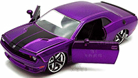 Show product details for Jada Toys Bigtime Muscle - Dodge Challenger SRT8 Hard Top (2008, 1/24 scale diecast model car, Asstd.) 92034VV