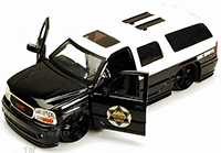 Show product details for Jada Toys Heat - GMC Yukon Denali State Trooper (2002, 1/24 scale diecast model car, Black& White) 96368