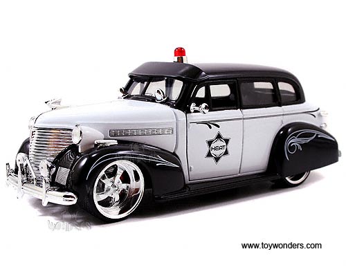Jada Toys Heat - Chevy Master Deluxe Police (1939, 1/24 scale diecast model car, White & Black) 96392