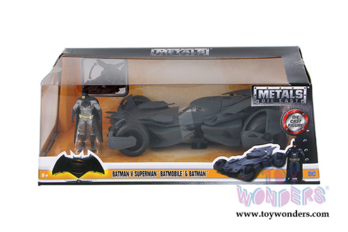Jada Toys - Metals Die Cast | Batman vs Superman™ Batmobile™ & Batman™ figure (1/24, diecast model car, Black) 98034
