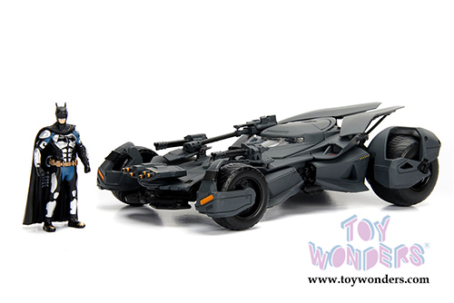 Jada Toys - Metals Die Cast | 2017 Justice League™ Batmobile™ with Batman™ figure (1/24, diecast model car, Black) 99232
