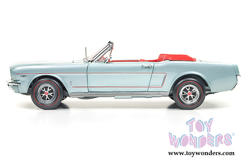 Auto World - American Muscle | Ford Mustang Convertible (1965, 1/18 scale diecast model car, Silver Smoke Gray) AMM1103