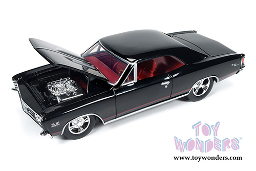 Auto World - Chevy Chevelle SS Hard Top (1967, 1/24 scale diecast model car, Tuxedo Black) AW24006