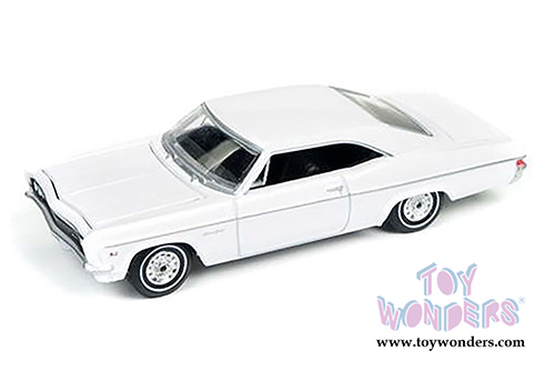 Auto World - Deluxe Series Chevy® Impala™ SS™ (1966,1/64 scale diecast model car, White) AW64072/24A